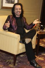 组图：音乐家雅尼生活写真 与中国结不了情