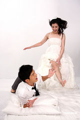 高清：陈怡蓉身穿婚纱扮野蛮女友 拳打脚踩宥胜