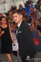 组图：《不顾一切》首映 埃夫隆帅气编剧美背抢镜