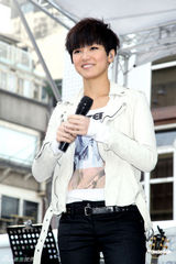 组图：何韵诗台北签售专辑 欲定居台湾得罪香港歌迷