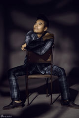 组图：陈龙诙谐演绎复古潮流 叼烟斗秀鬼马表情