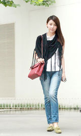 组图：贾青街拍 白衬衣搭配黑色围巾