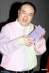 组图：商天娥新造型头戴红花 国庆结婚宴请四十席