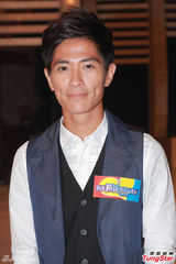 组图：陈智燊亮相拜神仪式 不介意女友性感出镜