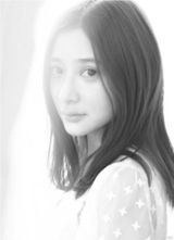 组图：熊乃瑾素颜黑白写真 清新淡雅展露真实自我