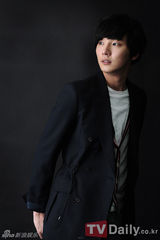 组图：尹施允曝与朴信惠对戏仿佛真恋爱