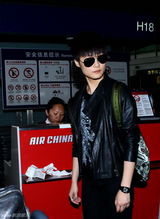 组图：李宇春受邀赴戛纳 临行与新浪娱乐Saybye