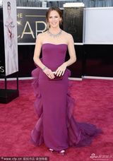组图：詹妮弗-加纳紫色纱裙亮相华丽珠宝抢眼