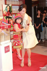 组图：汤唯代言活动清爽知性 结婚生子一切随缘