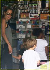 组图：朱莉带孩子逛书店 一家人牵手过街显温馨