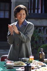 组图：《养母》即将落幕 王雅捷跨度大表演受赞