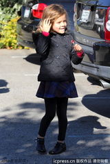 组图：阿尔芭老公携女儿亮相 小奥诺吐舌卖萌