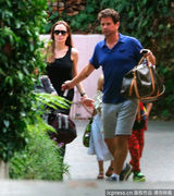 组图：朱莉假期带双胞胎出街 做称职妈妈两不误