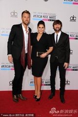 组图：全美音乐奖红毯女星争艳 比伯亲老妈鸟叔搞怪