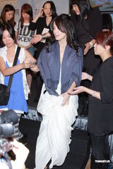 组图：林熙蕾婚后首亮相 低胸秀酥胸坦诚已怀孕