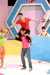 高清组图：众星为无线游戏节目《奖门人》进行录像