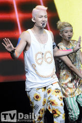 组图：韩团NU'EST发新碟卖萌 主打清凉曲风