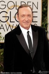 高清图：《纸牌屋》凯文-史派西亮相金球奖红毯