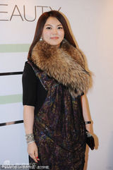 组图：关之琳捞金大秀钻戒 李湘减肥失败显臃肿