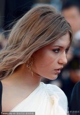 组图：《阿黛尔的生活》女主角露背白裙性感