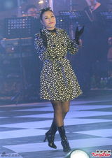 组图：汪明荃香港开唱 造型多变火辣优雅