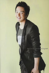 幻灯图：朴龙河生前帅气写真 阳光笑容温暖众人