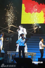 组图：萧敬腾唱《black or white》 向杰克逊致敬