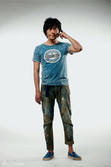 组图：秦昊新剧文艺男变身“犀利哥”