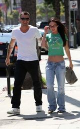 幻灯图：梅根-福克斯婚后体态苗条 夫妻逛街秀恩爱