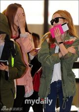 组图：少女时代现身机场飞日本 大秀清纯时尚感