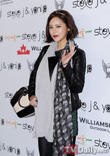 组图：李孝利朴诗妍等魅力亮相助阵时装展