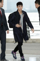 组图：金秀贤亮相帅气逼人 大衣双肩包运动时尚
