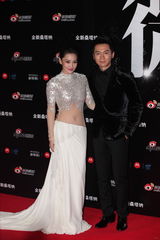 组图：2012新浪微博之夜红毯-情侣档李晨张馨予