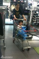 组图：张柏芝母子游主题乐园 Lucas玩变装秀