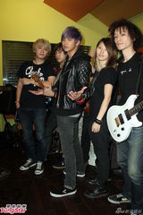 组图：黄鸿升生日开唱 喜收高档耳机