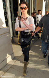 幻灯图集：布兰妮贝利弗山庄血拼 上衣太薄致凸点