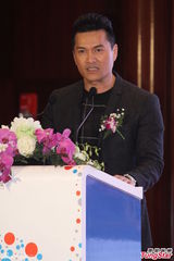 组图：吕良伟曝儿子自认是超人 欲单挑甄子丹