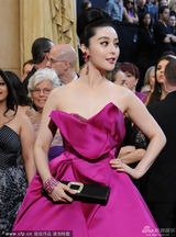 组图：奥斯卡红毯范冰冰粉色礼服大秀香肩雪肤