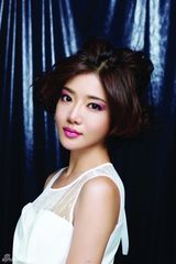 组图：邓家佳圣诞主题大片 皮草点缀优雅贵气