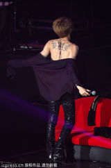 组图：金在中南京火热开唱 赤裸上身大方秀纹身