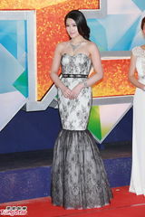 组图：TVB台庆红毯闪耀 米雪梳冲天髻杨怡珠光宝气