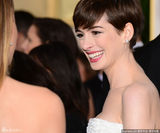 组图：金球红毯安妮-海瑟薇修身白裙曲线曼妙