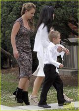 组图：布兰妮低胸蕾丝长裙带全家过复活节