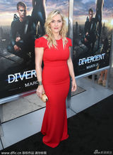 组图：Rose凯特温斯莱特红裙亮相 粉丝举裸体画