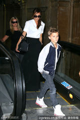 组图：维多利亚带儿子游玩 小潮男星样十足