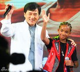 幻灯图集：《功夫梦》北京首映 成龙小史密斯秀醉拳