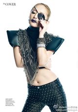组图：滨崎步登封面性感深V 野性猫女上围激增