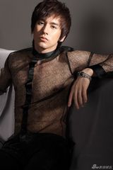 组图：张伦硕推热辣写真 双眼迷离演绎别样性感