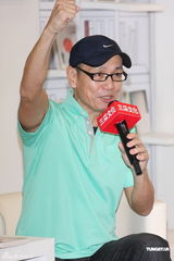 组图：任爸出书透露Selina走出阴霾