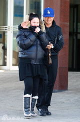 幻灯图：郭晓冬带妻子做产检很呵护 男孩女孩都喜欢